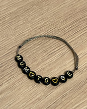 Charger l'image dans la galerie, Bracelet Word - personnalisable (perle fond noir, texte doré)