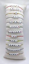 Charger l'image dans la galerie, Bracelet Word - personnalisable (perle fond blanc, texte noir)