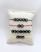 Charger l'image dans la galerie, Bracelet Word - personnalisable (perle fond noir, texte blanc)