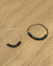 Charger l'image dans la galerie, Bracelet Word - personnalisable (perle fond noir, texte doré)