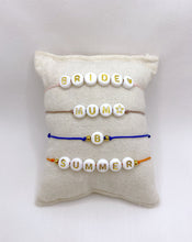 Charger l'image dans la galerie, Bracelet Word - personnalisable (perle fond blanc, texte doré)
