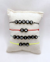 Charger l'image dans la galerie, Bracelet Word Homme - personnalisable (perle fond noir, texte blanc)
